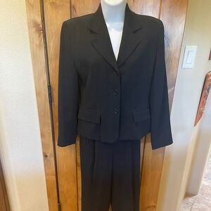 Garfield & Marks 3 Piece Black Ribbed Pantsuit. BLAZER, PANTS & SHORTS! Size 2
